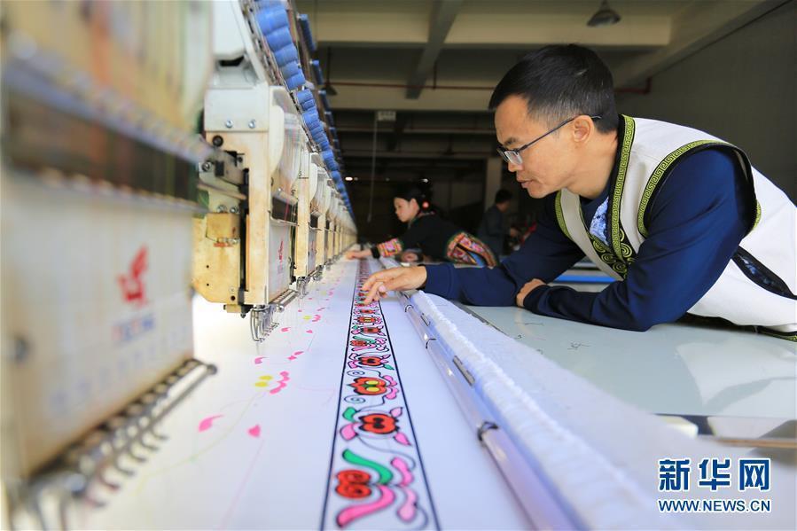 5月17日,苏涛在民族服饰材料生产线上忙碌. 新华社发(王纯亮 摄)